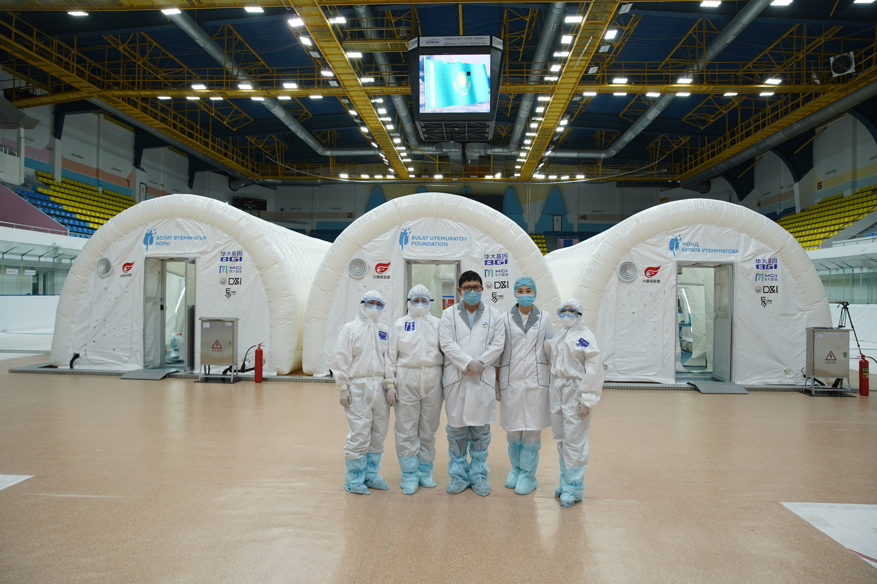 В столице запустили первый модульный лабораторный комплекс для проведения быстрого и высокоточного ПЦР-скрининга населения на коронавирус.